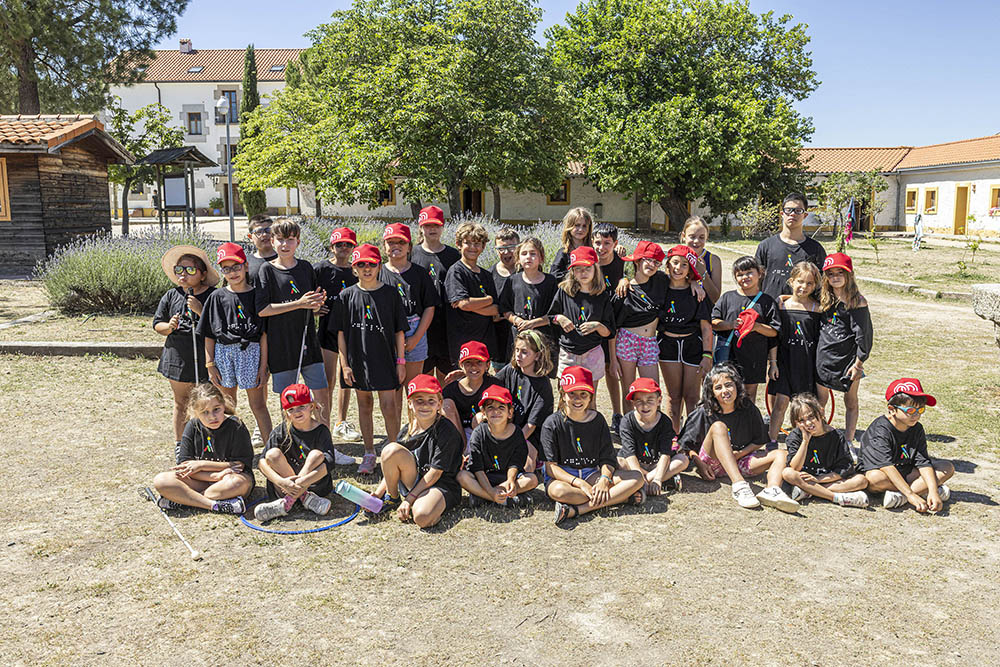 Posado de un grupo de chavales participantes en el campamento