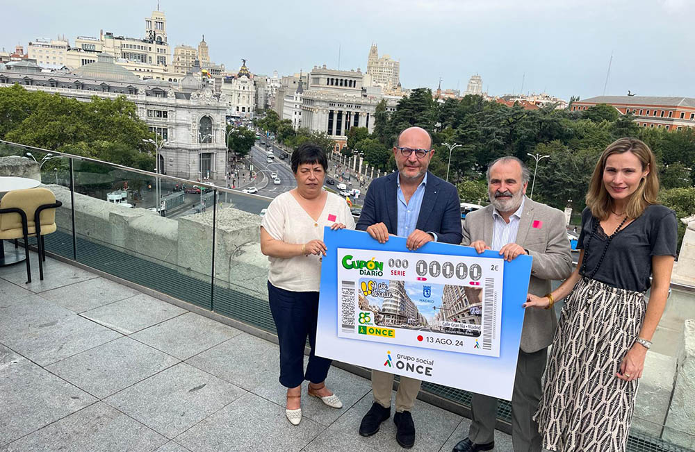 Foto de familia de los participantes en la presentación del cupón