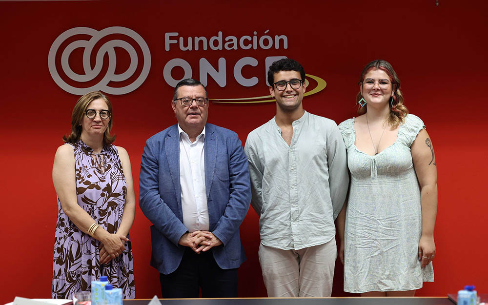 Foto de familia de los participantes en la firma del convenio