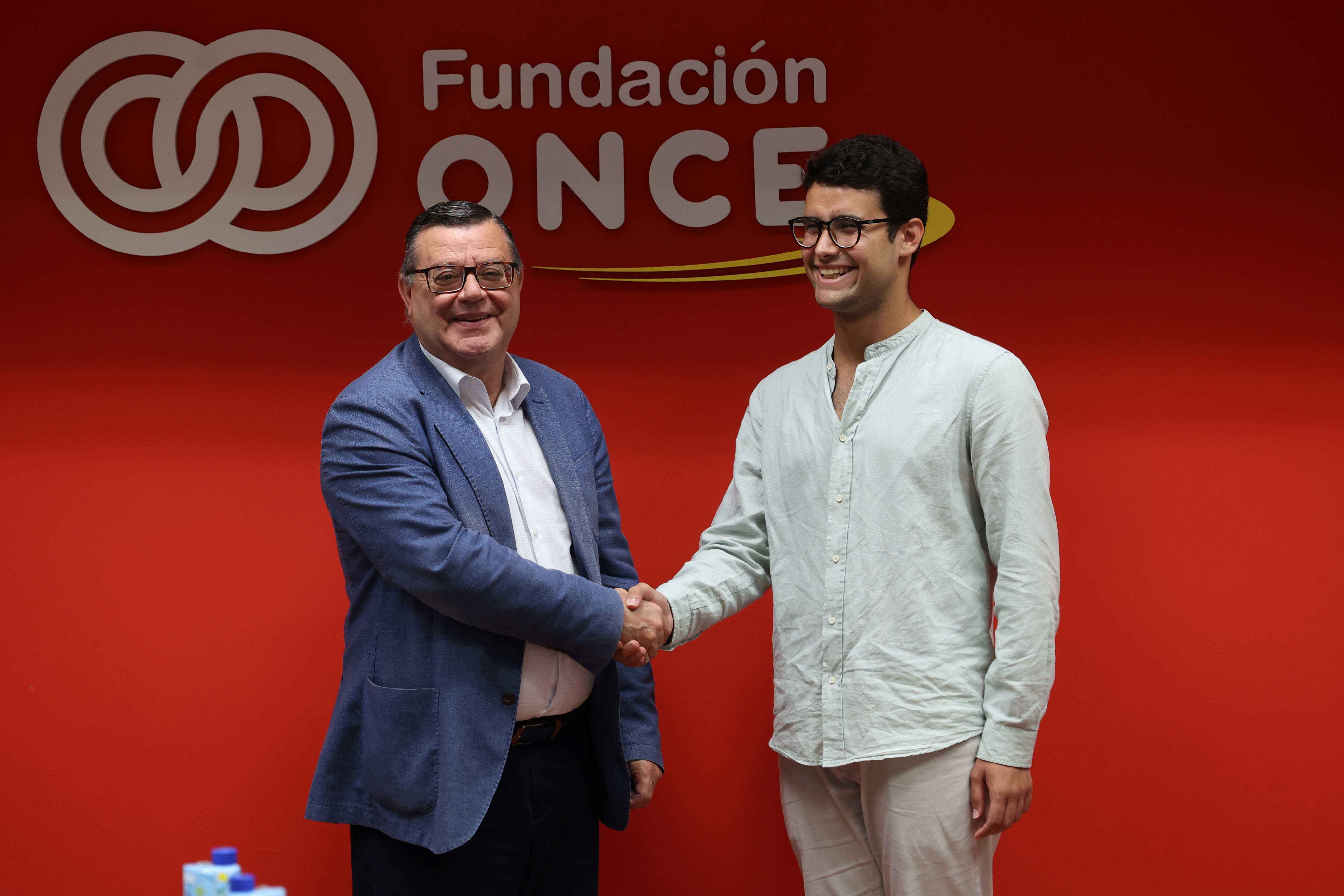 Donoso y Campuzano estrechan sus manos tras la firma del convenio