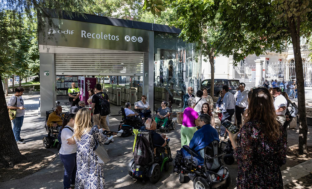 Un grupo de personas con discapacidad a las puertas de la estación de Recoletos