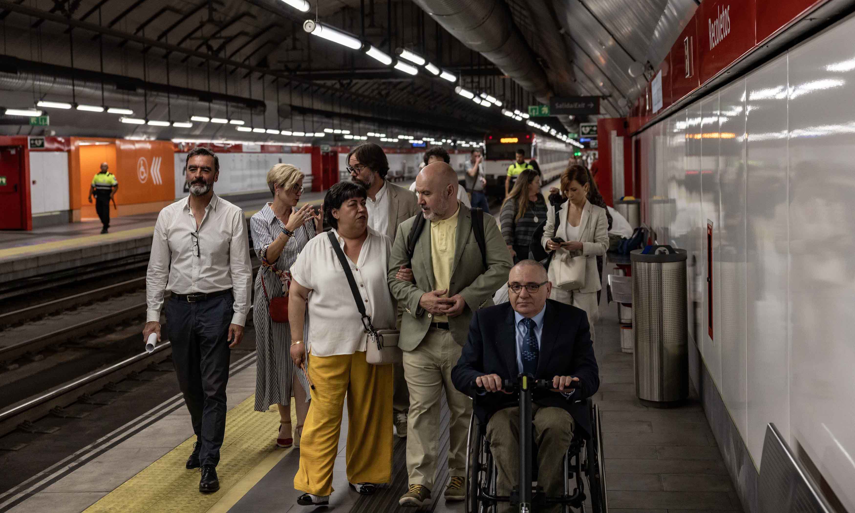 Las autorirades realizando una visita por las instalaciones