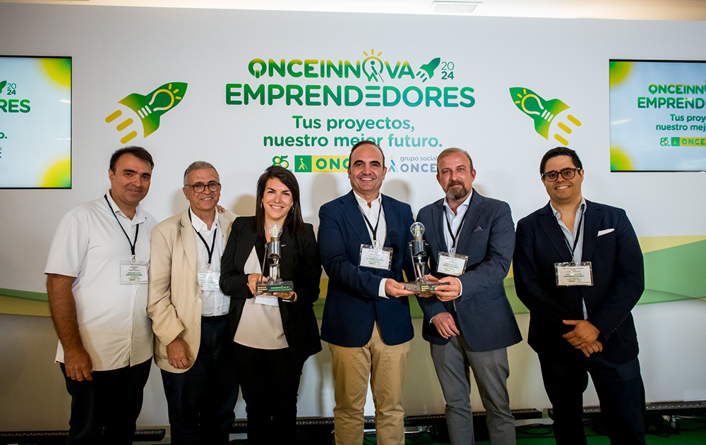 Foto de familia de los equipo de las dos startups ganadoras