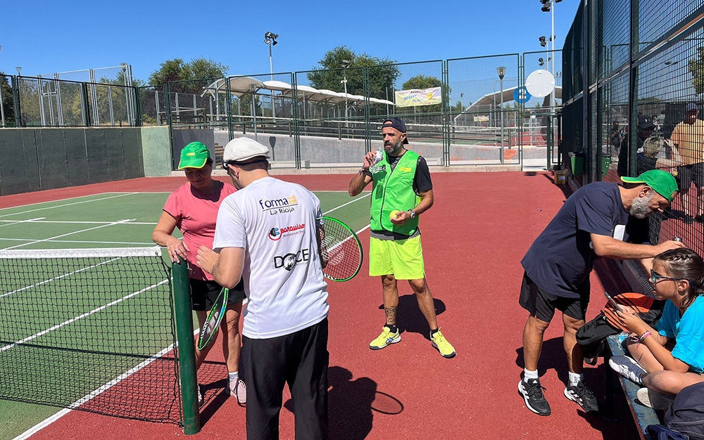 Voluntarios ayudando a los jugadores en las pistas