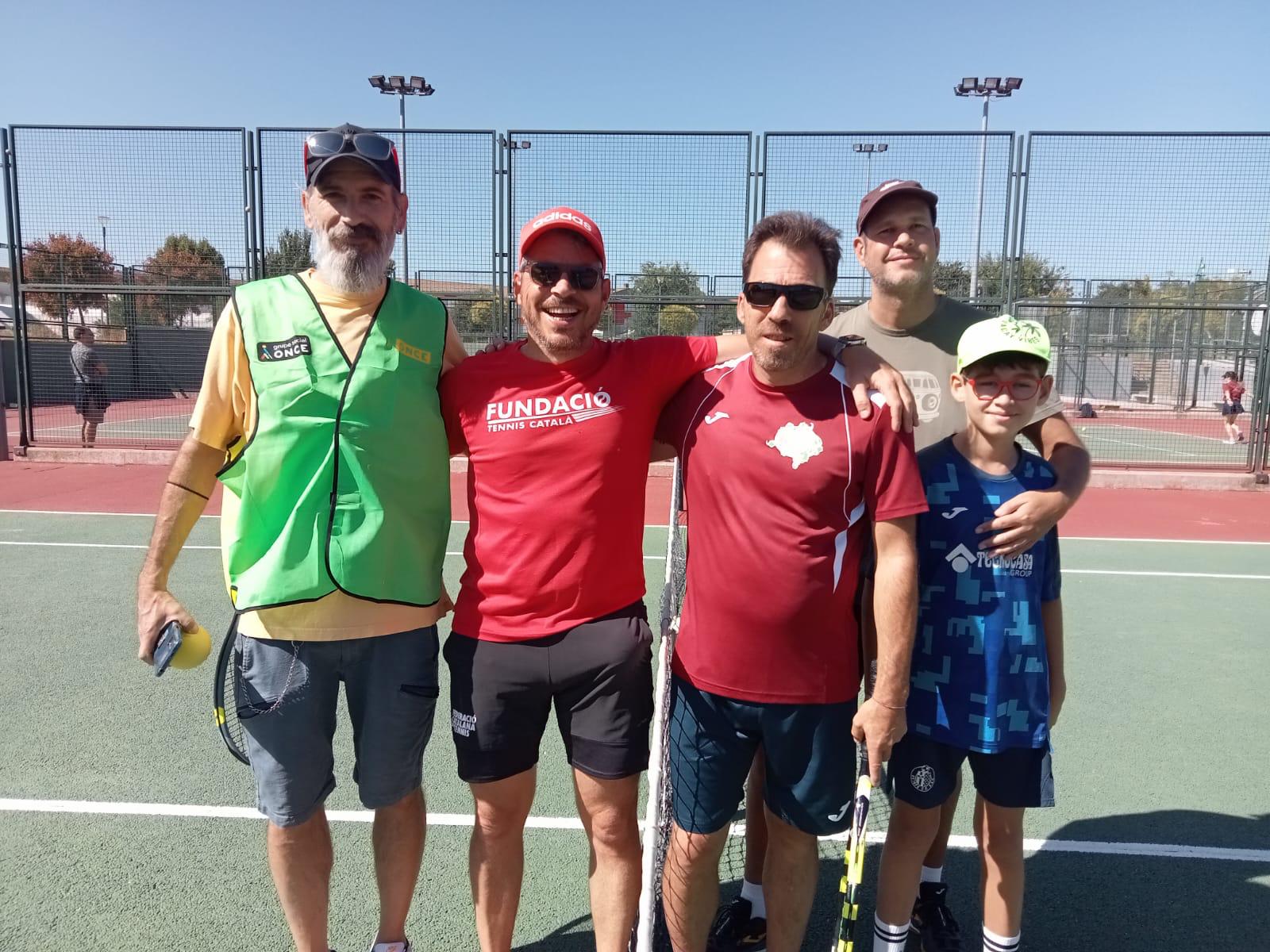 Los voluntarios posan con algunos de los jugadores