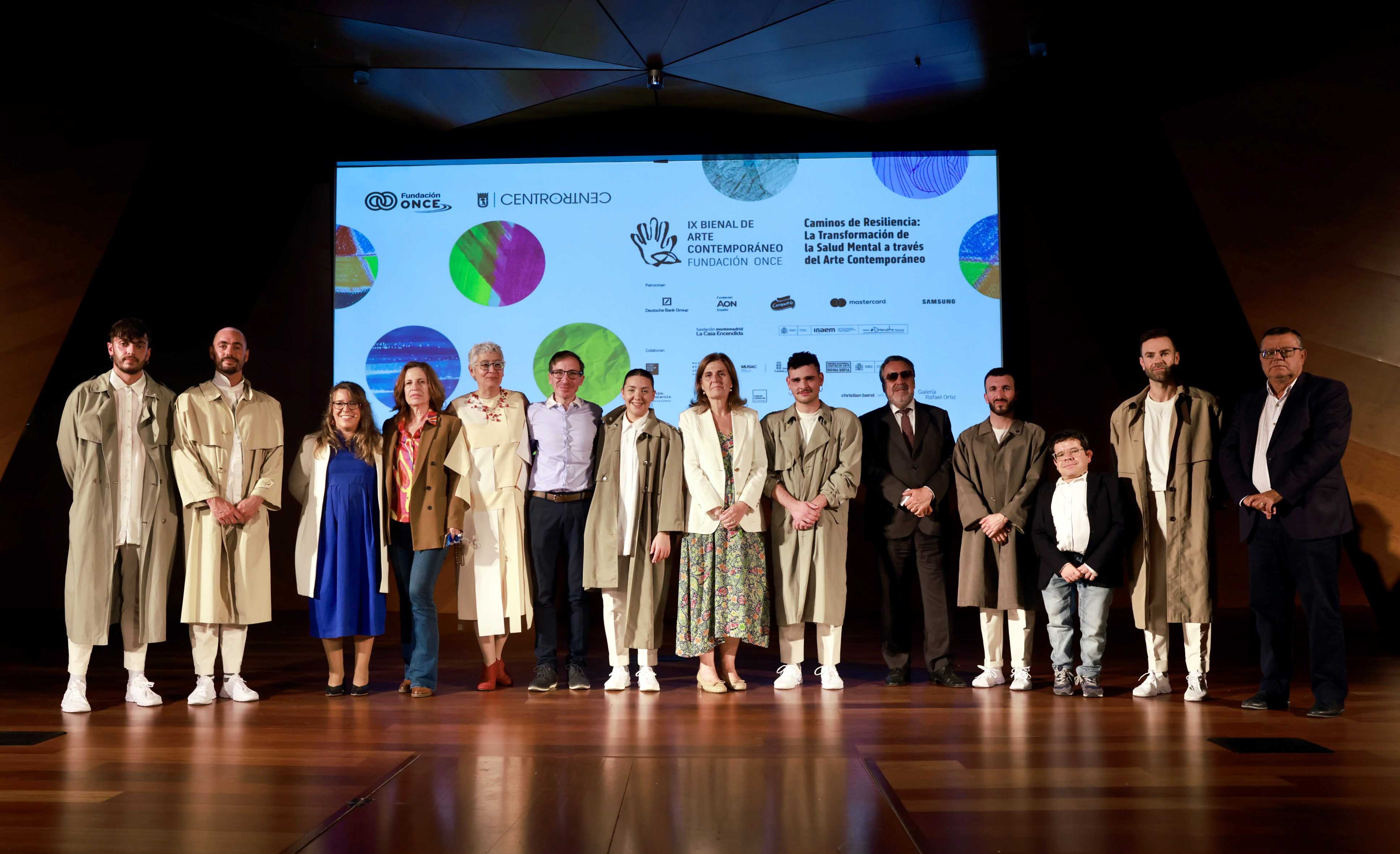 Foto de familia de los participantes en la inauguración