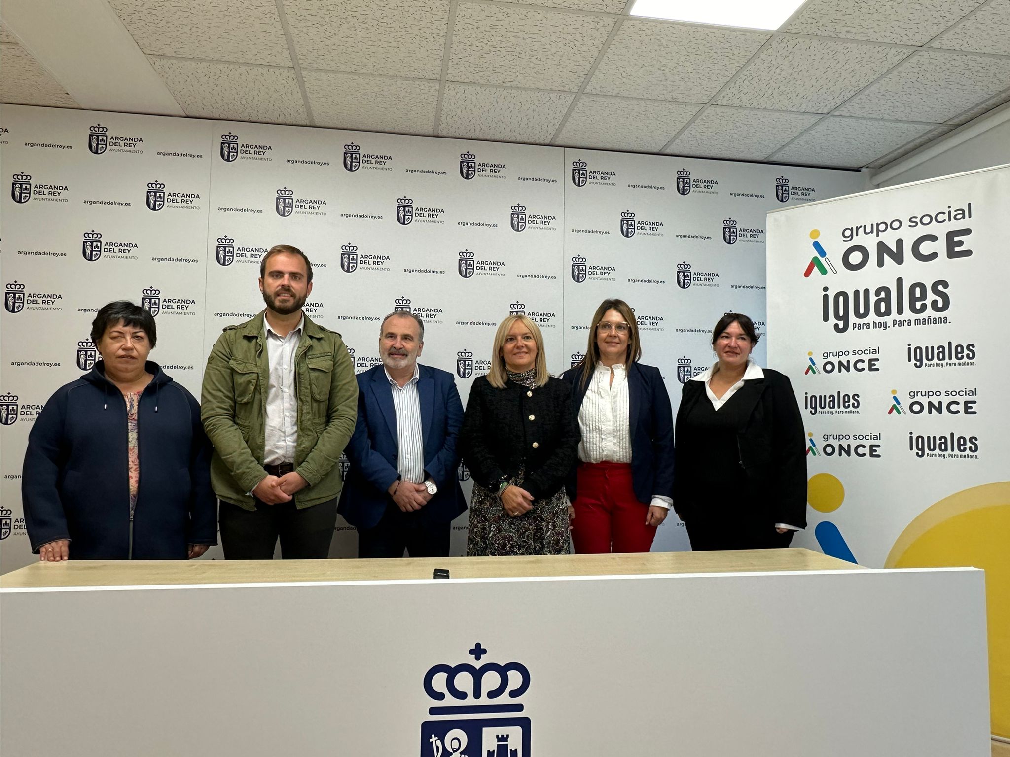 Foto de familia de los participantes en la firma del convenio