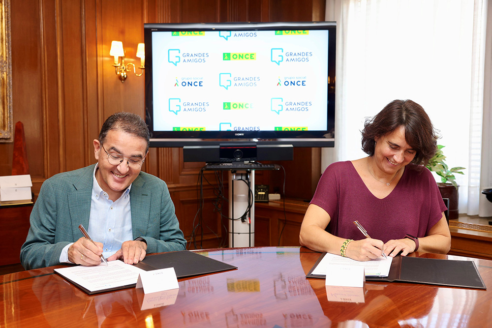 Andrés Ramos y Mercedes Villegas firman el convenio