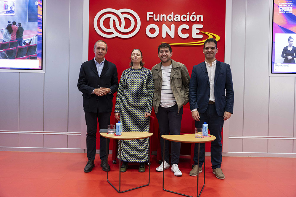 Foto de familia de los participantes en la jornada