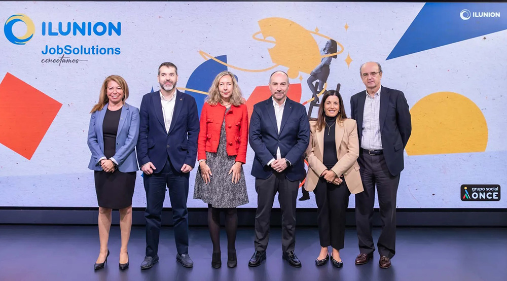 Foto de familia de los participantes en la presentación