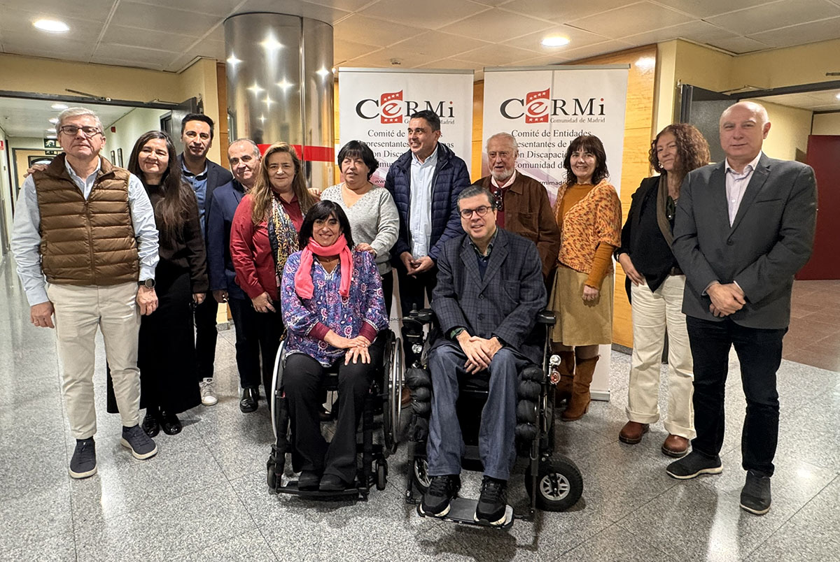 Foto de familia de los miembros del nuevo Comité ejecutivo de CERMI Comunidad de Madrid