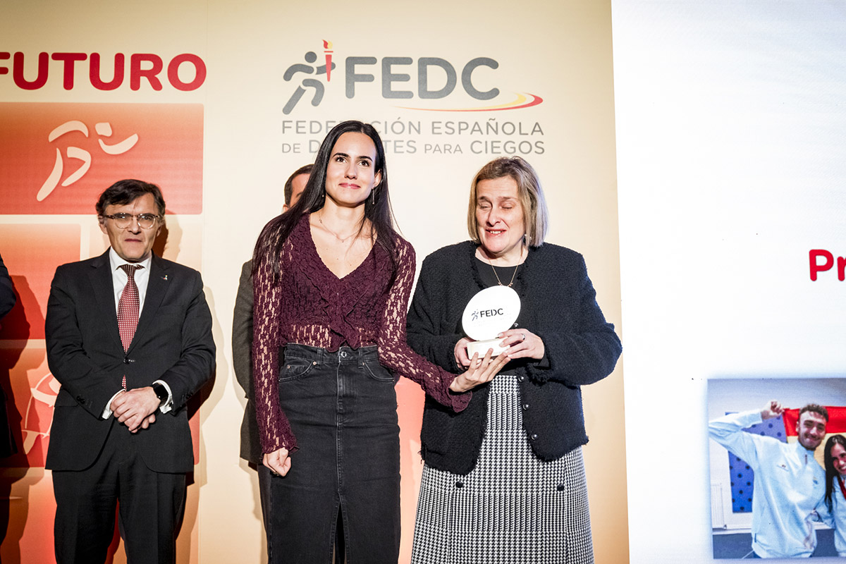 Alba García Falagan recoge el galardón de manos de Imelda Fernández