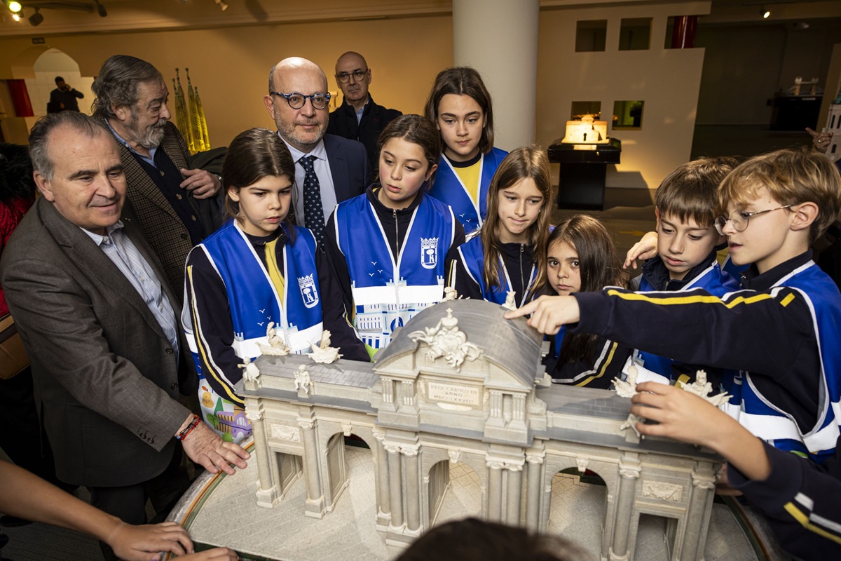 Las autoridades acompañan a los chavales durante la visita