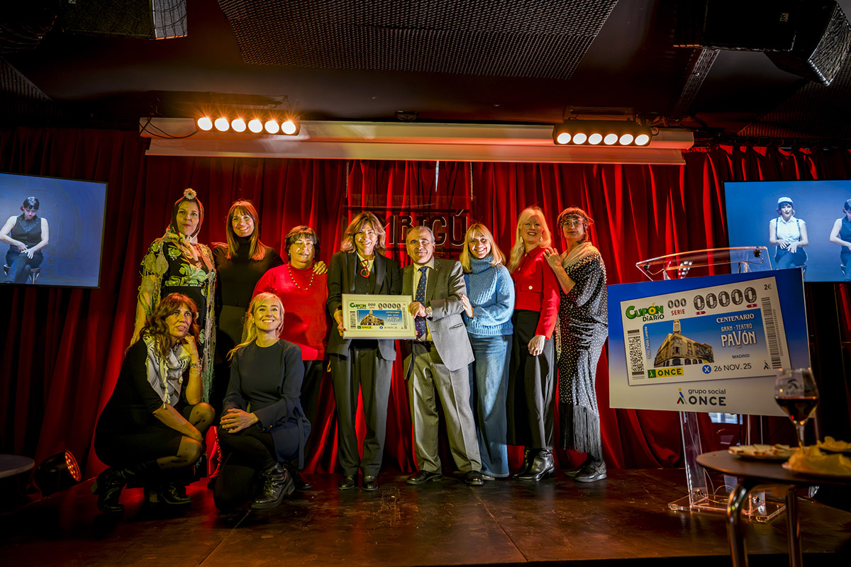 Foto de familia de todos los participantes en la presentación