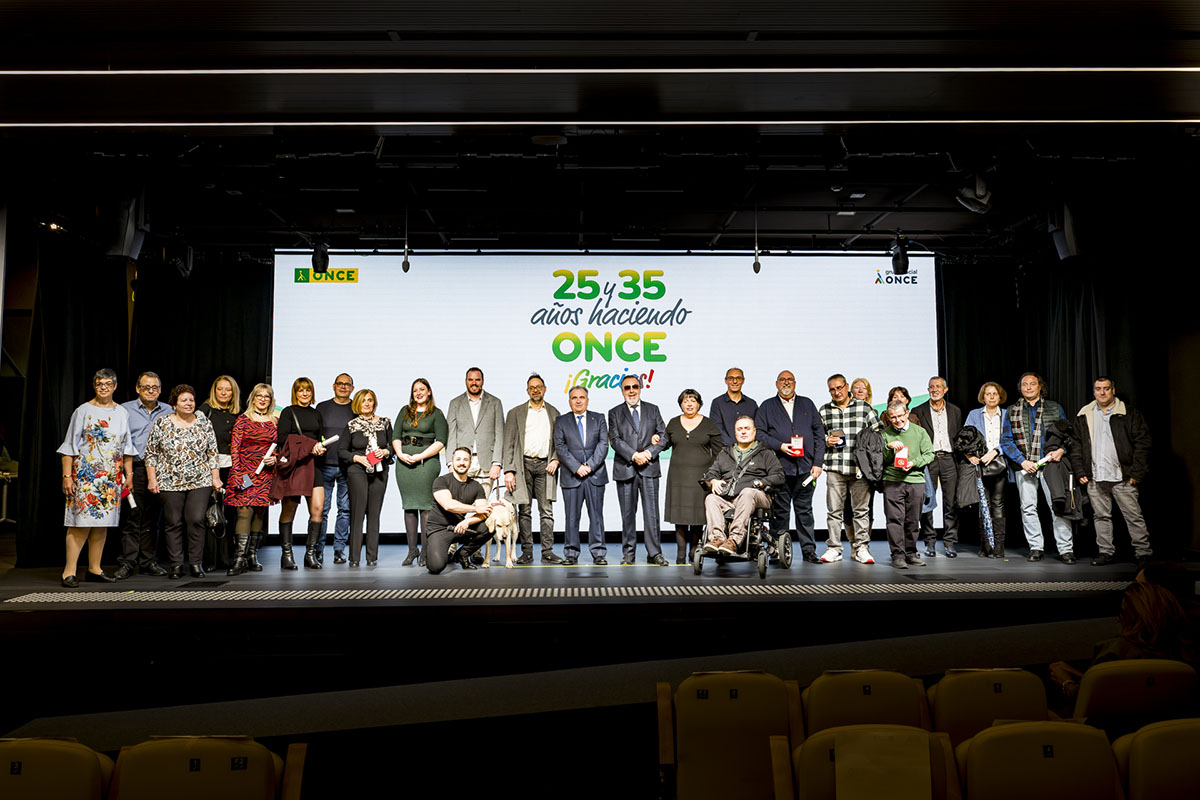 Foto de familia de todos los trabajadores y trabajadoras reconocidos