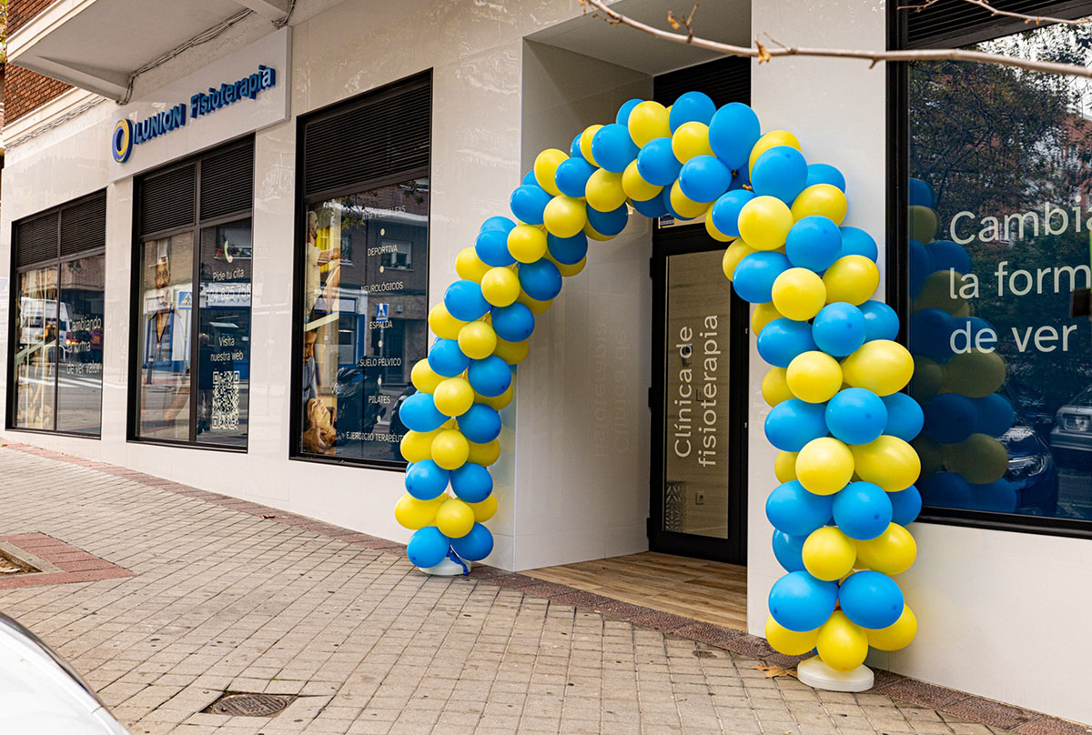 Entrada a la nueva clínica en la calle Pensamiento