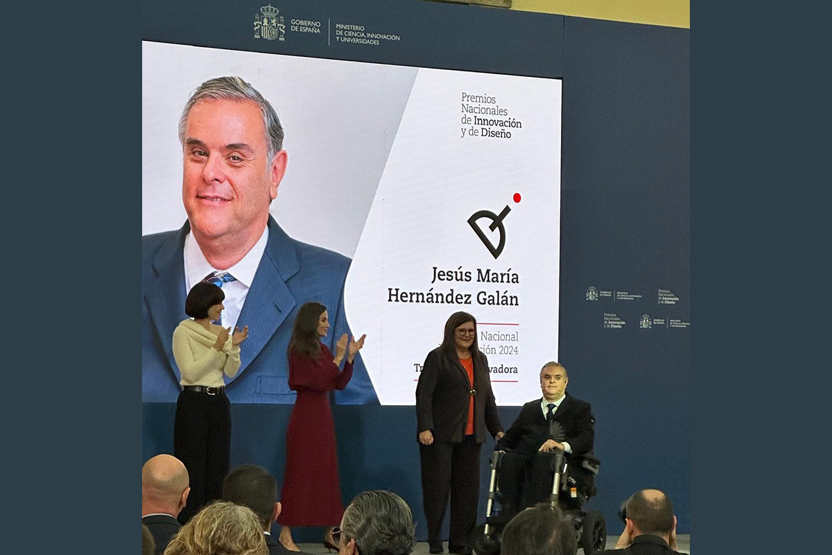 Momento de la entrega del Premio a Jesús Hernández