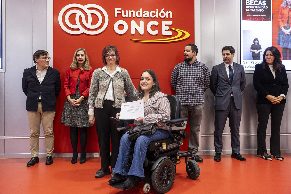 Entrega de una de las becas de deporte a una alumna de Madrid
