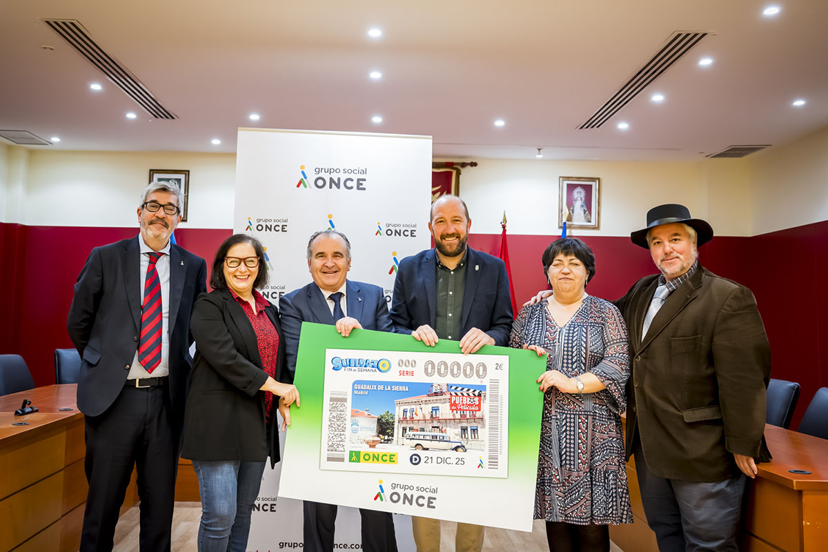 Foto de familia de los participantes en la presentación