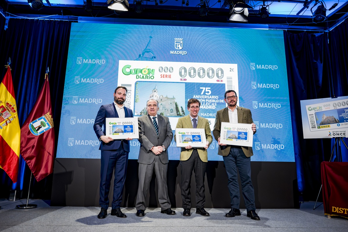 Foto de familia de la presentación del cupón dedicado a Vallecas