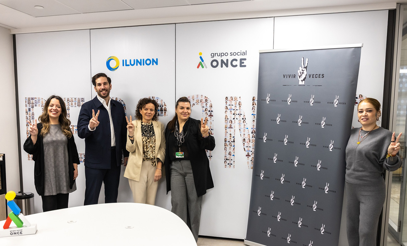 Foto de familia de los participantes en la firma del convenio