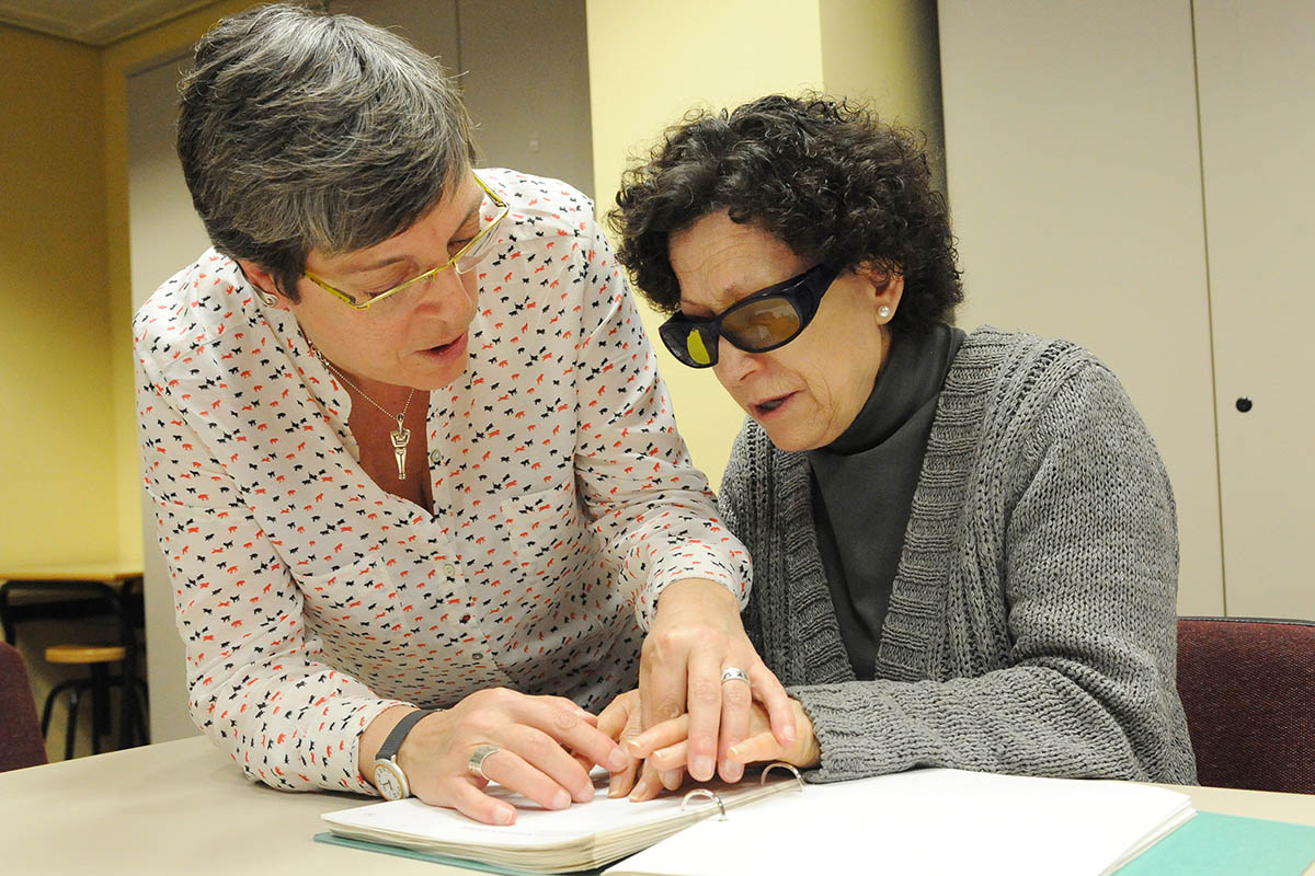 Una profesora braille enseña a leer a una mujer ciega