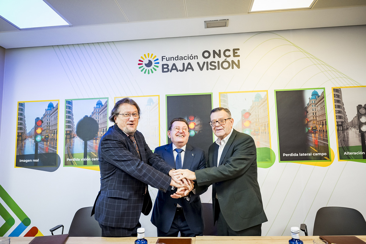 Los responsables de las tres entidades estrechan sus manos