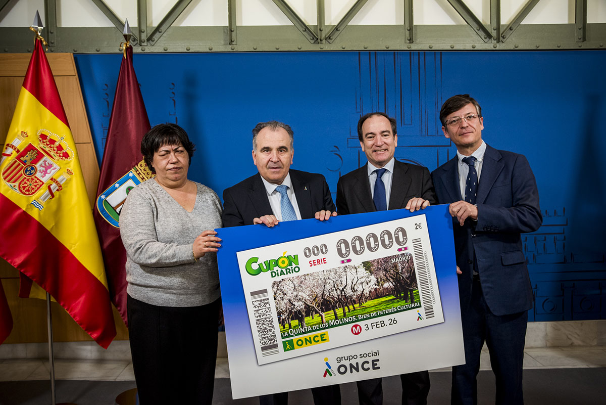 Teresa Rodríguez, Luis Natalio Royo, Borja Carabante y José Antonio Martínez posan con la lámina del cupón