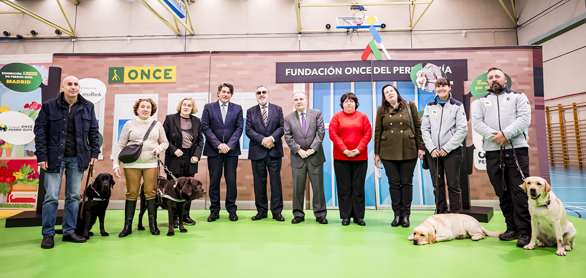 Foto de familia de las autoridades, instructores y usuarios junto a los perros
