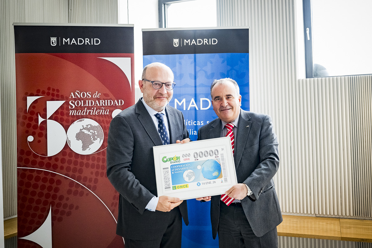 José Fernández y Luis Natalio Royo posan con la réplica del cupón