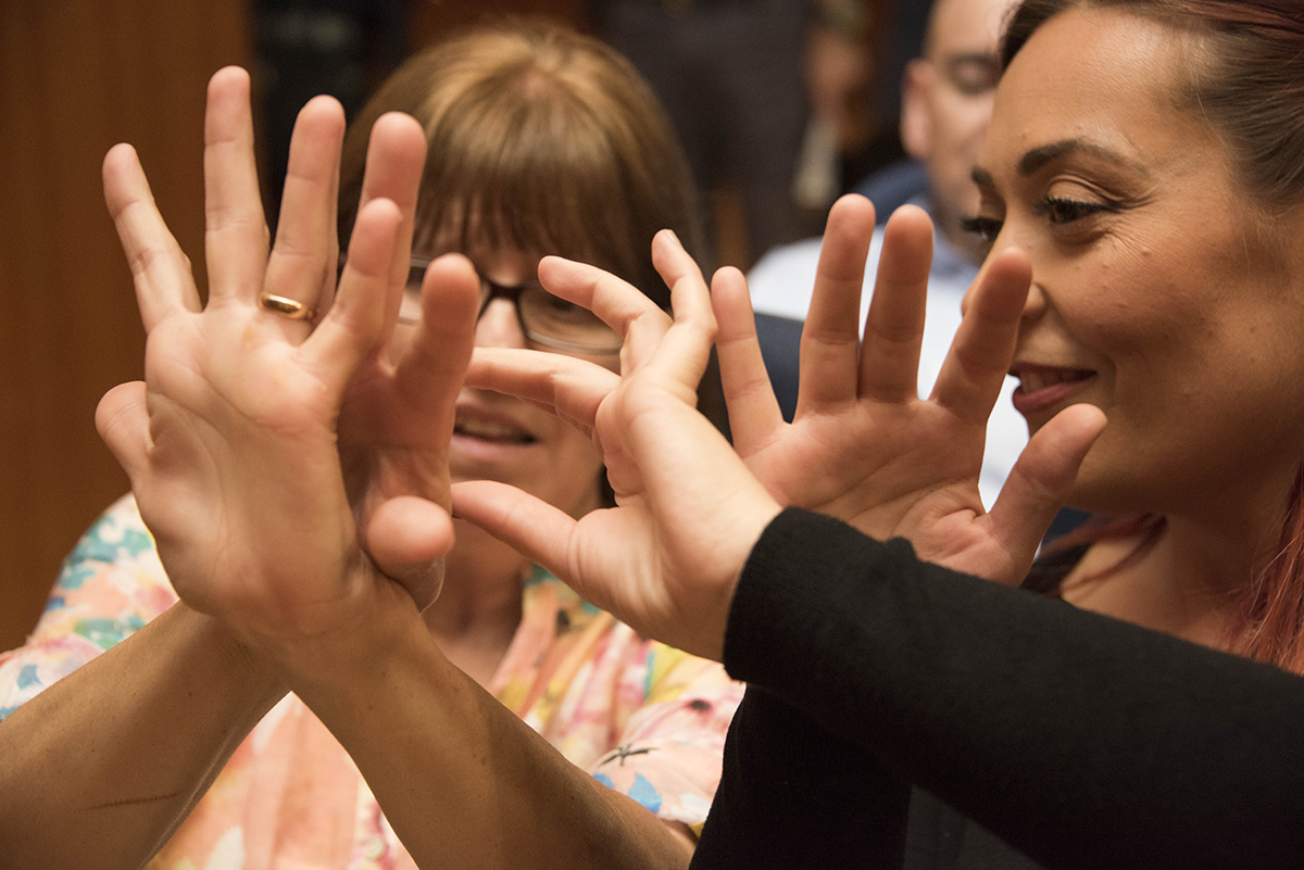Una mediadora se comunica con una mujer con sordoceguera
