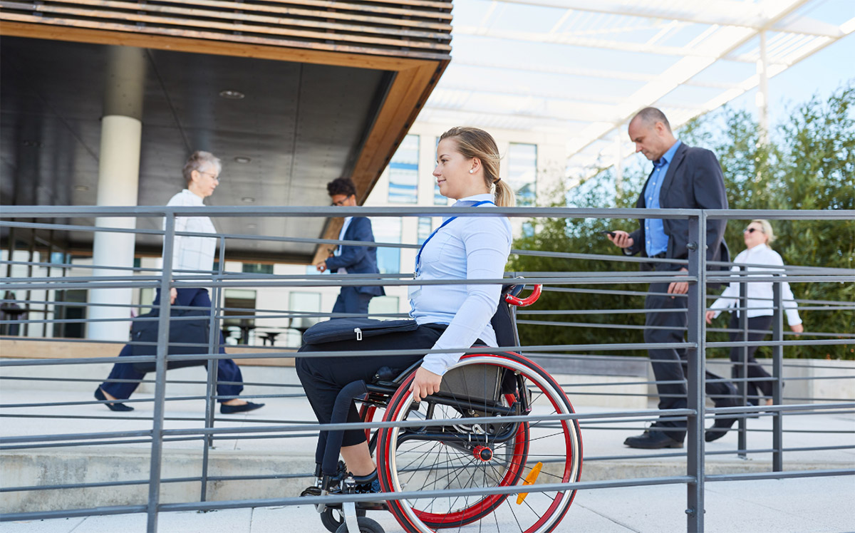 Una mujer joven en silla de ruedas