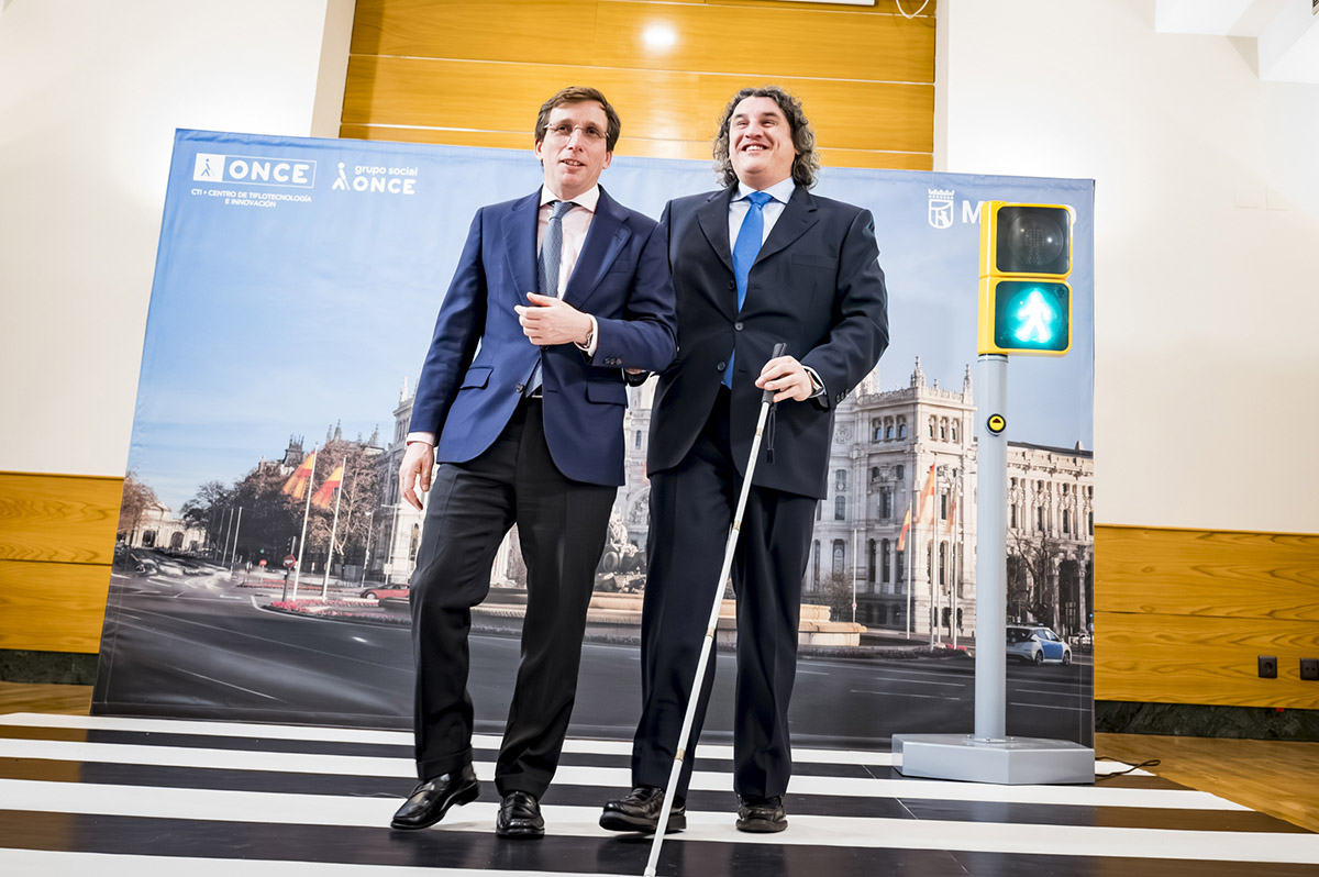 Palomares hace una demostración del cruce junto al alcalde