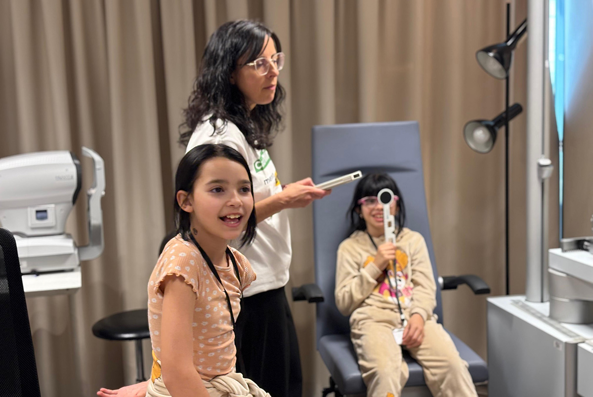 Dos niñas en la revisión oftalmológica