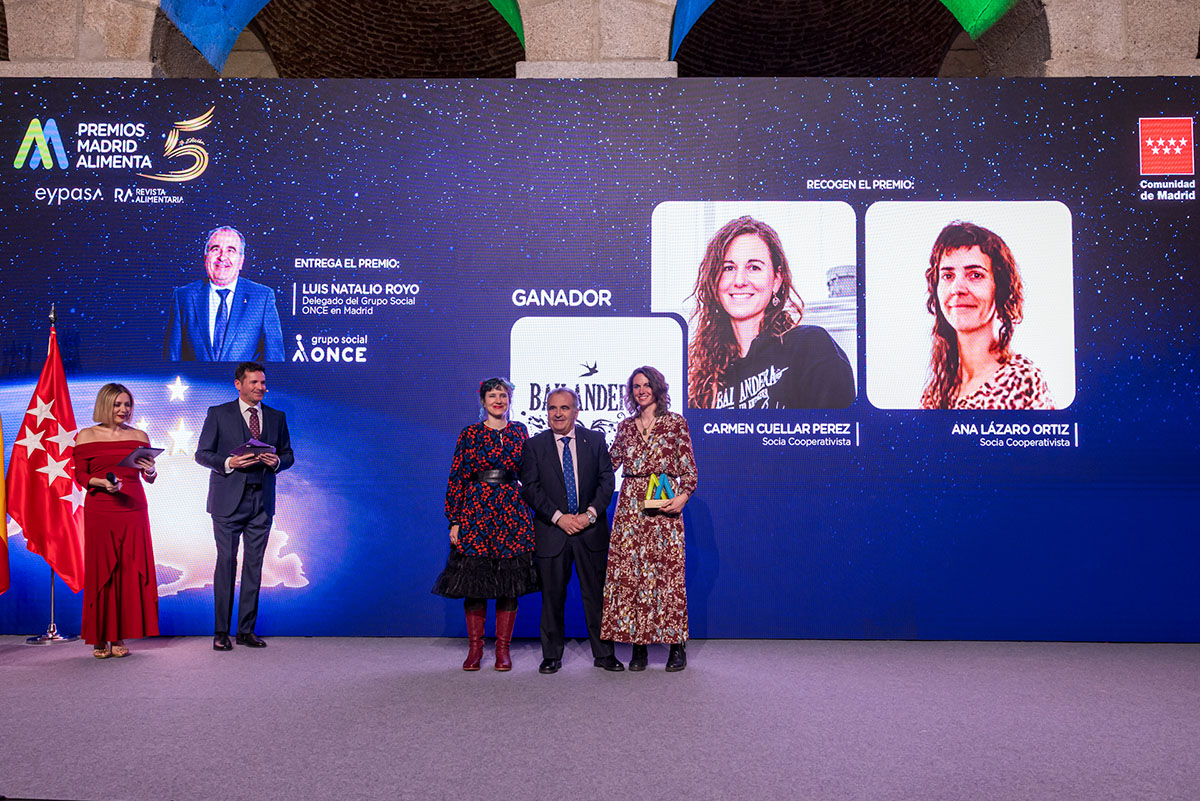 Luis Natalio posa con las ganadoras sobre el escenario