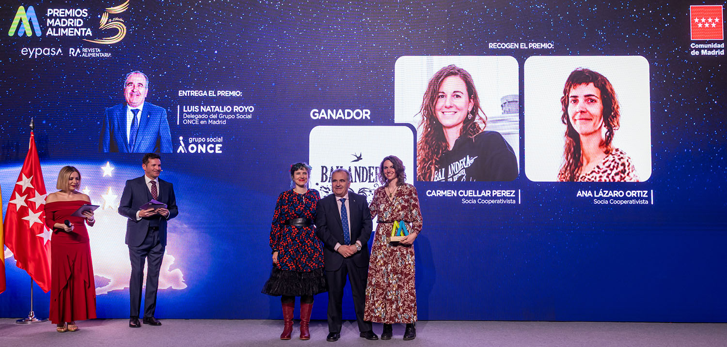 Luis Natalio posa con las ganadoras sobre el escenario