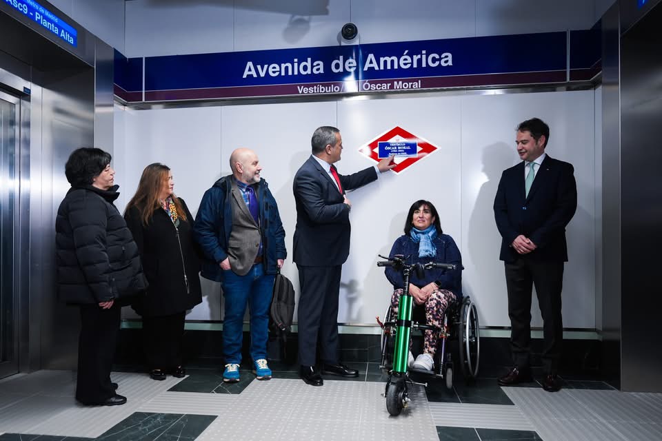Foto de familia de los participantes en la visita a las instalaciones