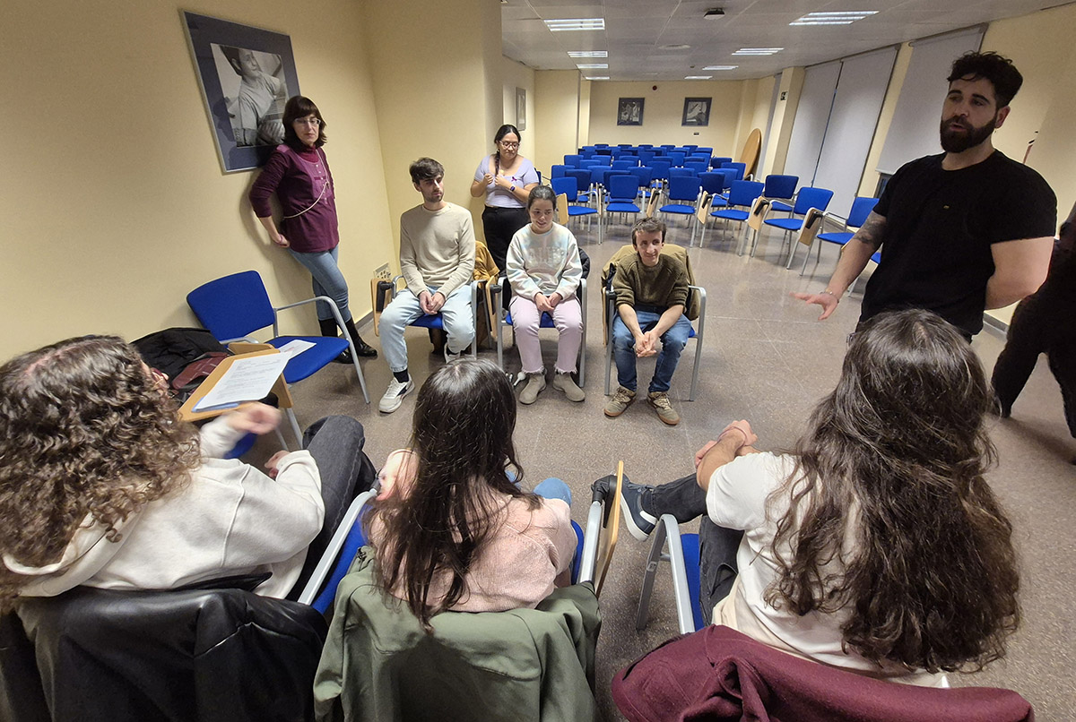 Un momento del encuentro con los jóvenes