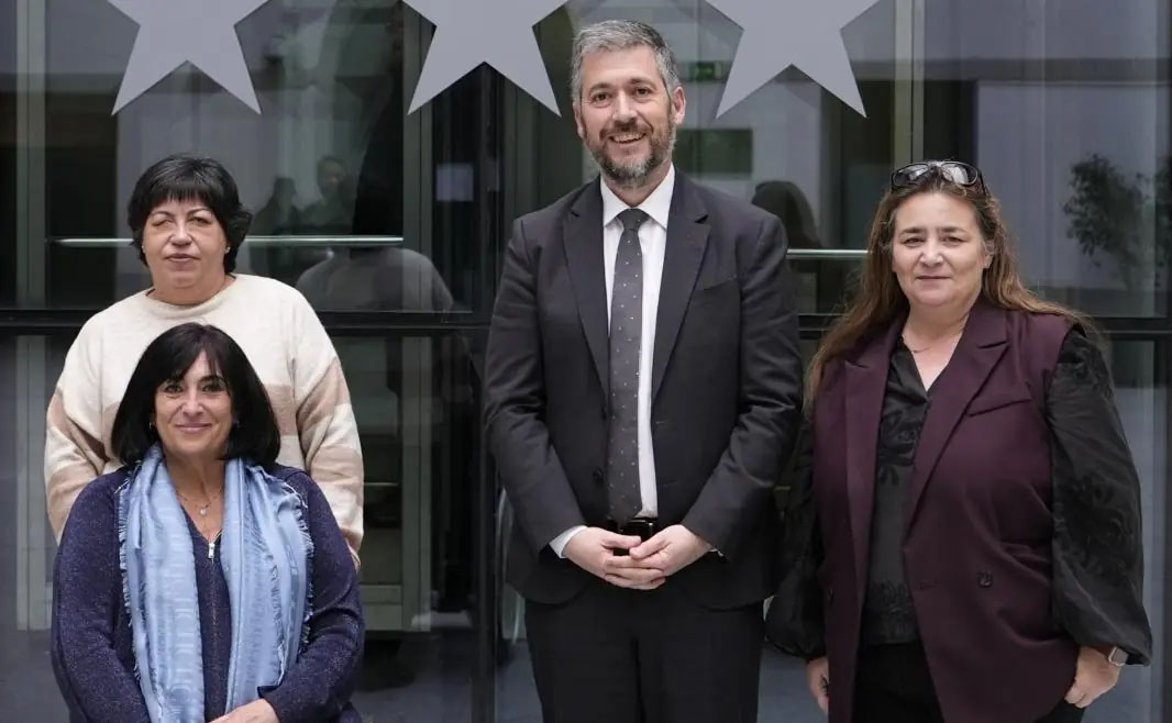 Foto de familia de los participantes en la reunión