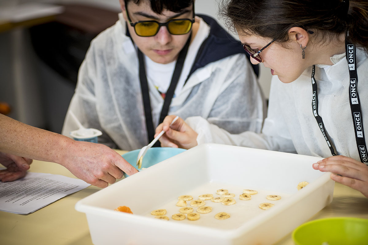 Dos chavales realizan una de las prácticas del campus