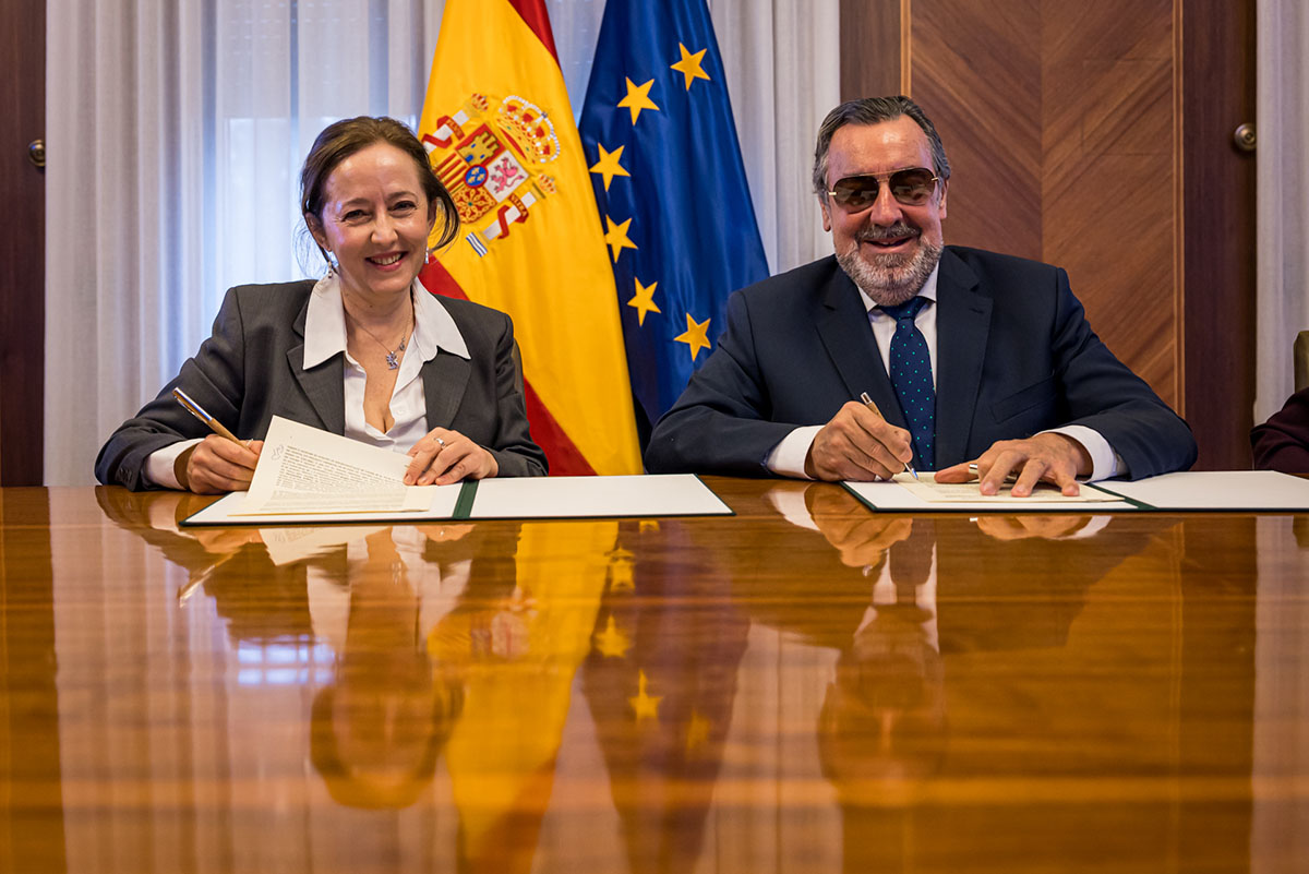 Eloísa del Pino y Miguel Carballeda en el momento de la firma del convenio