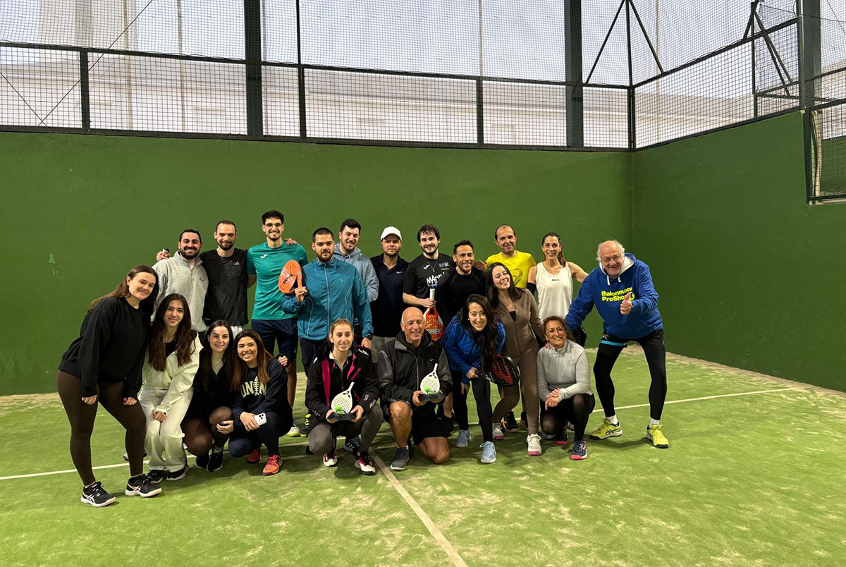 Todos los participantes en el torneo posan en la pista de pádel