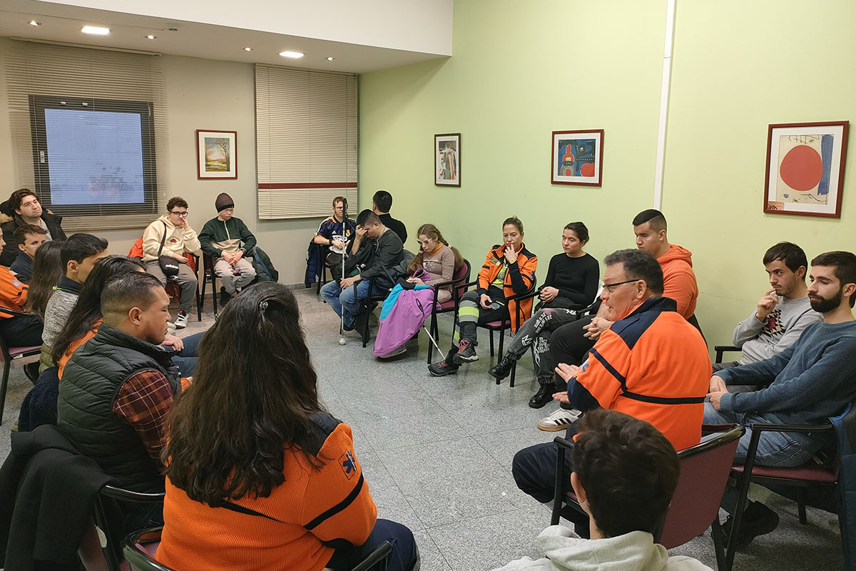 Los sanitarios del SAMUR dando explicaciones en un momento de la sesión