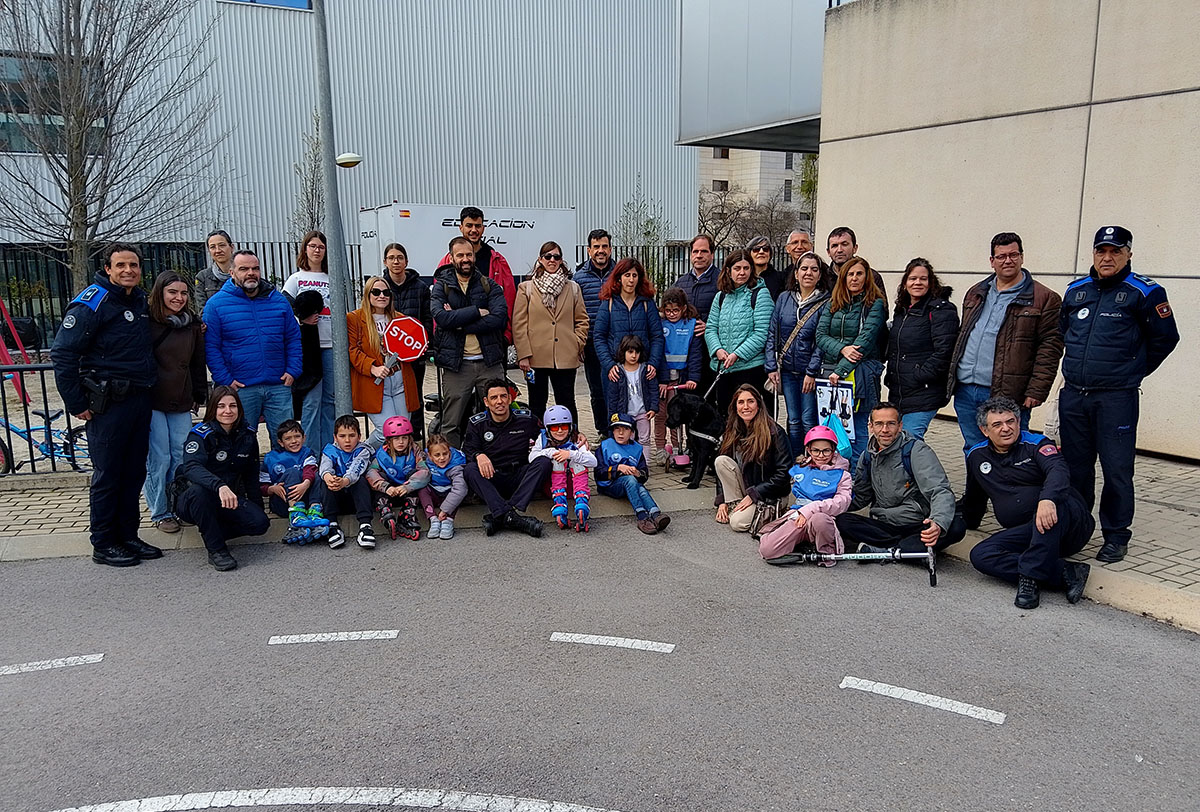 Todos los participantes posan junto a los policías municipales en las instalaciones del circuito