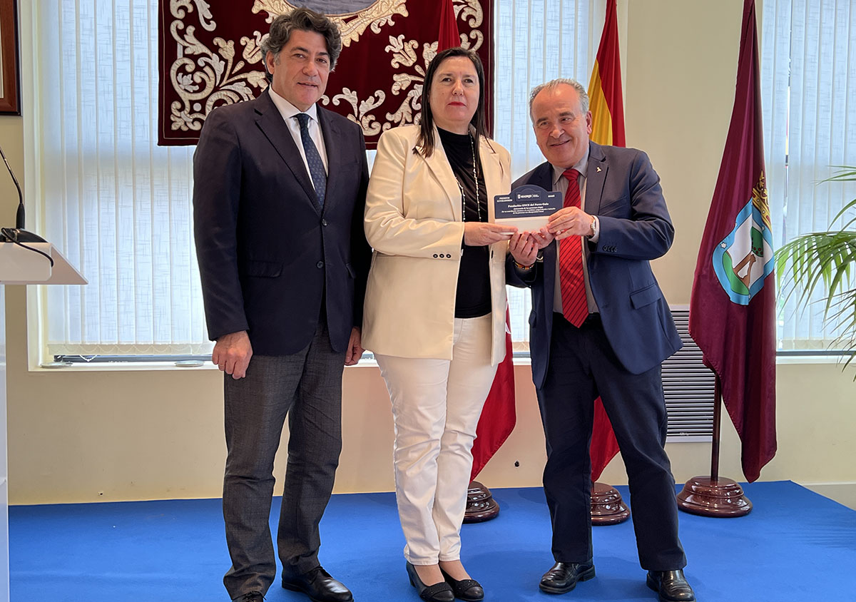 David Pérez, Mª Jesús Varela y Luis Natalio Royo en el momento de la entrega del galardón
