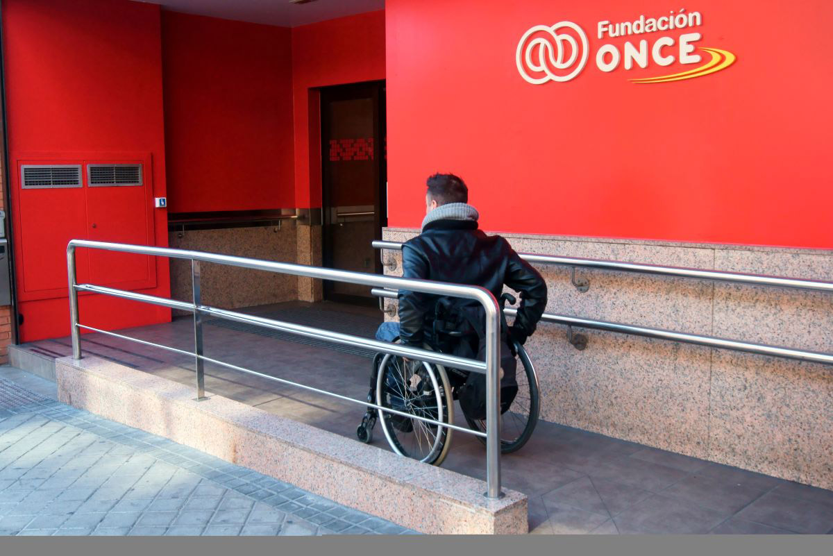 Acceso accesible a la sede de Fundación ONCE en Madrid