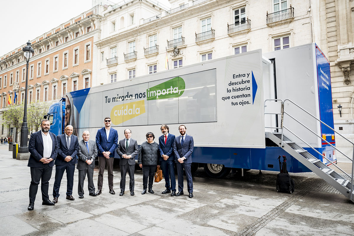 Foto de familia de todos los participantes en la presentación de la unidad móvil de la campaña