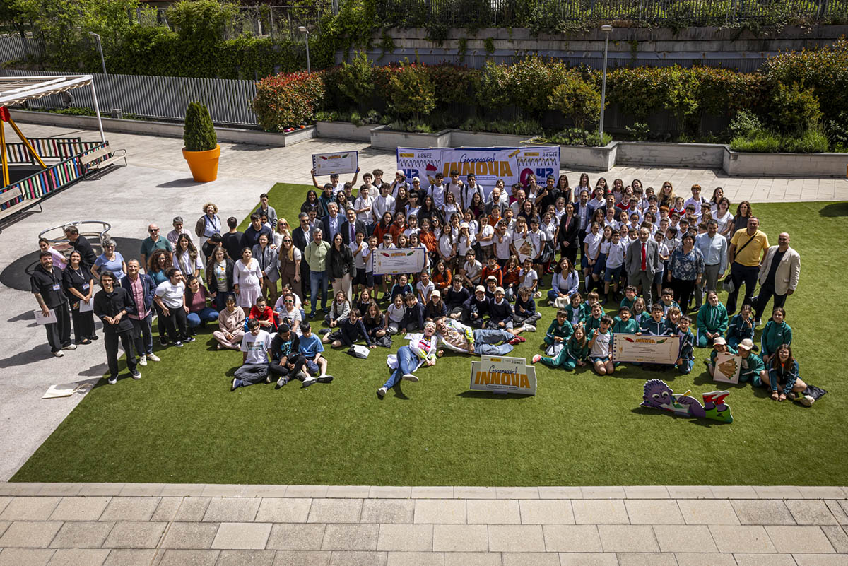 Foto de familia aérea de todos los participantes en la gala