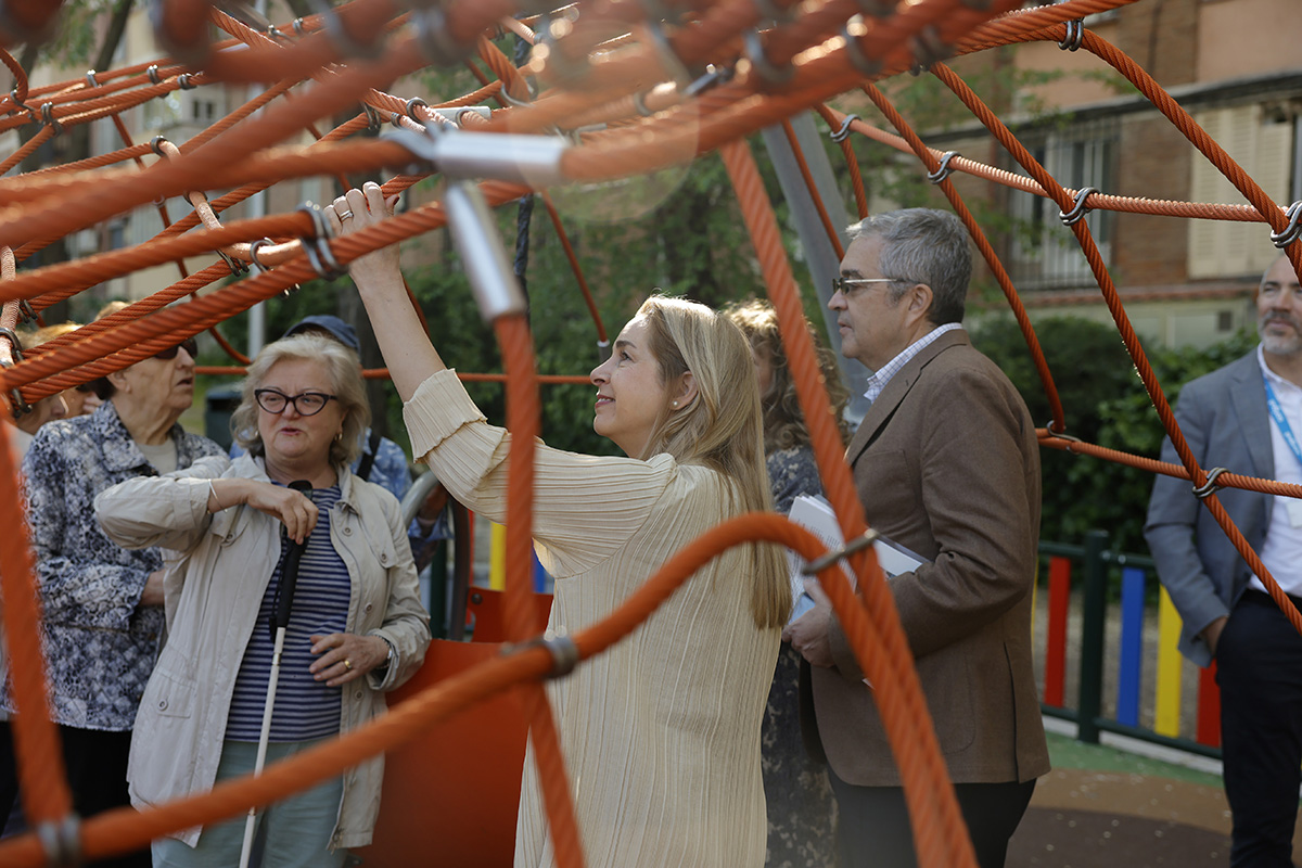 Nadia Álvarez junto a personas ciegas en la inauguración del parque