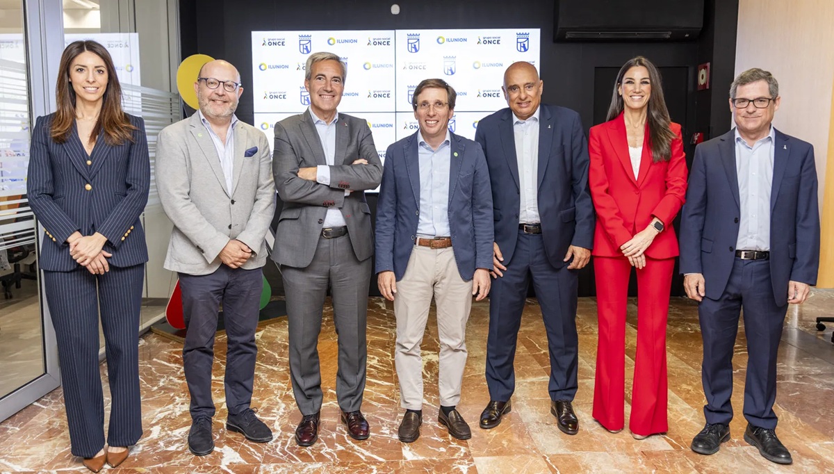 Foto de familia de la visita del alcalde a Torre Ilunion